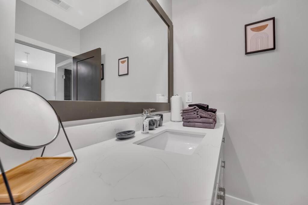 Modern Luxury ~ King Bed ~ 1br In Plaza Midwood Apartment